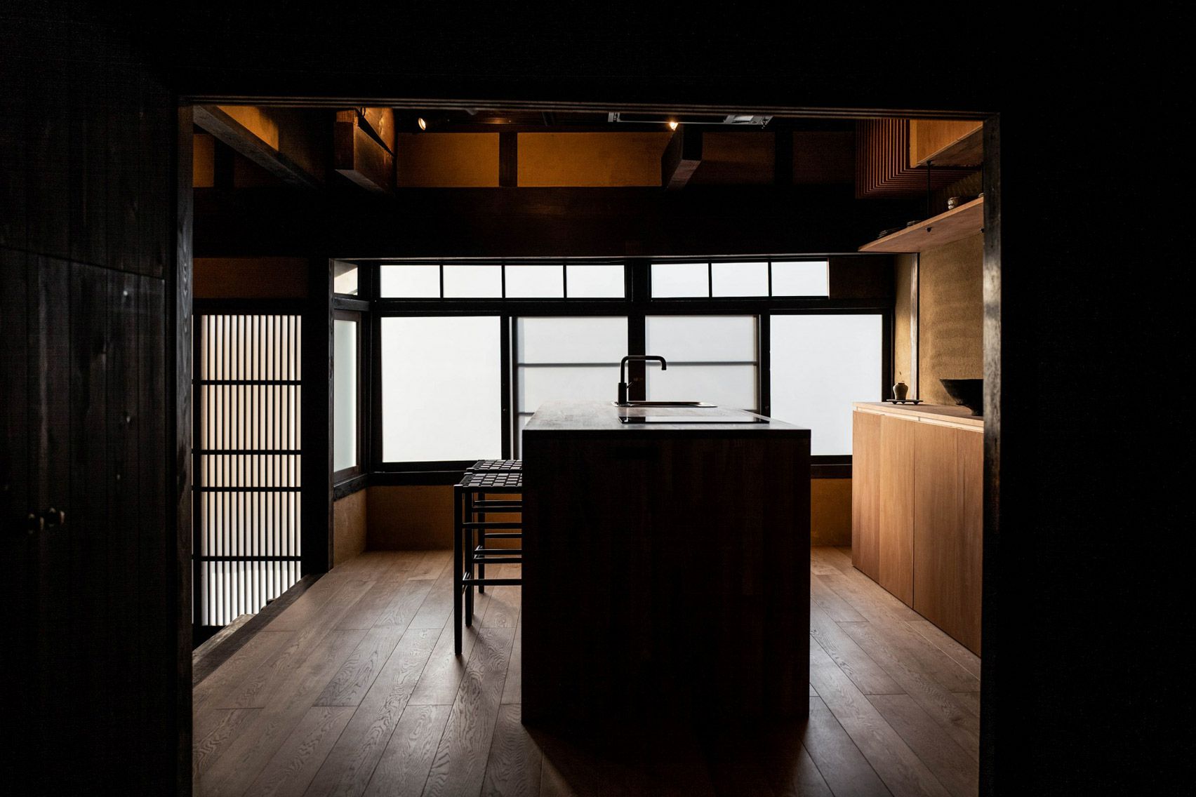 maana-kamo-uoya-shigenori-interiors-hotel_dezeen_1704_col_8.jpg